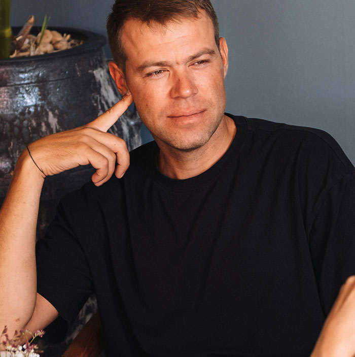 Woman Confused After Boyfriend Learns ASL For Her Deaf Brother, But Friends Say It’s Creepy Woman Confused After Boyfriend Learns ASL For Her Deaf Brother, But Friends Say It’s Creepy