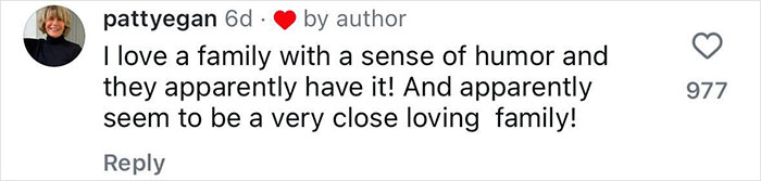 &ldquo;Poor Mamma&rdquo;: The Internet Is Divided Over Family&rsquo;s Controversial Holiday Card Photo