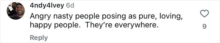 &ldquo;Poor Mamma&rdquo;: The Internet Is Divided Over Family&rsquo;s Controversial Holiday Card Photo