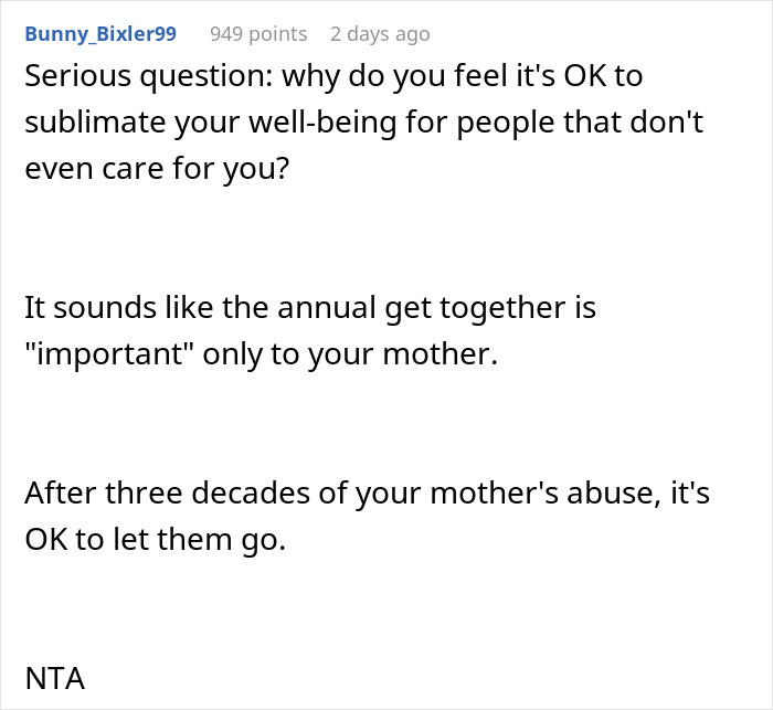 Reddit comment discussing family dynamics and leaving Thanksgiving dinner.