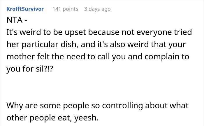 Reddit comment discussing opinions about refusing to eat an untried Thanksgiving dish.