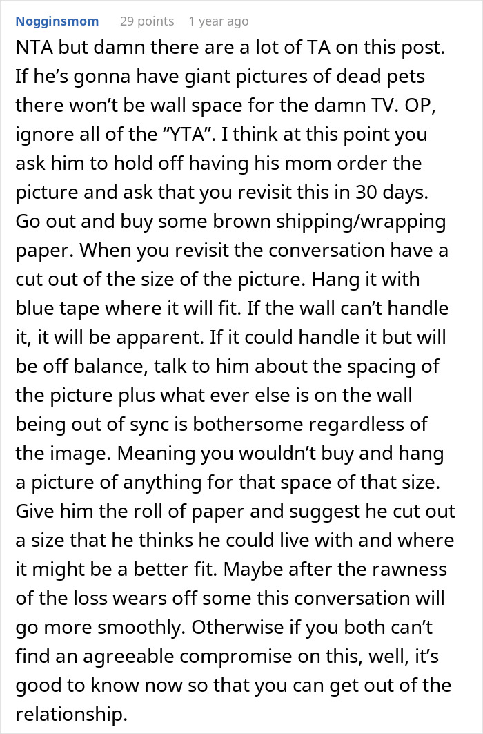 Text discussing an argument about displaying a large photo of a late dog in an apartment, suggesting a compromise. Text discussing an argument about displaying a large photo of a late dog in an apartment, suggesting a compromise.