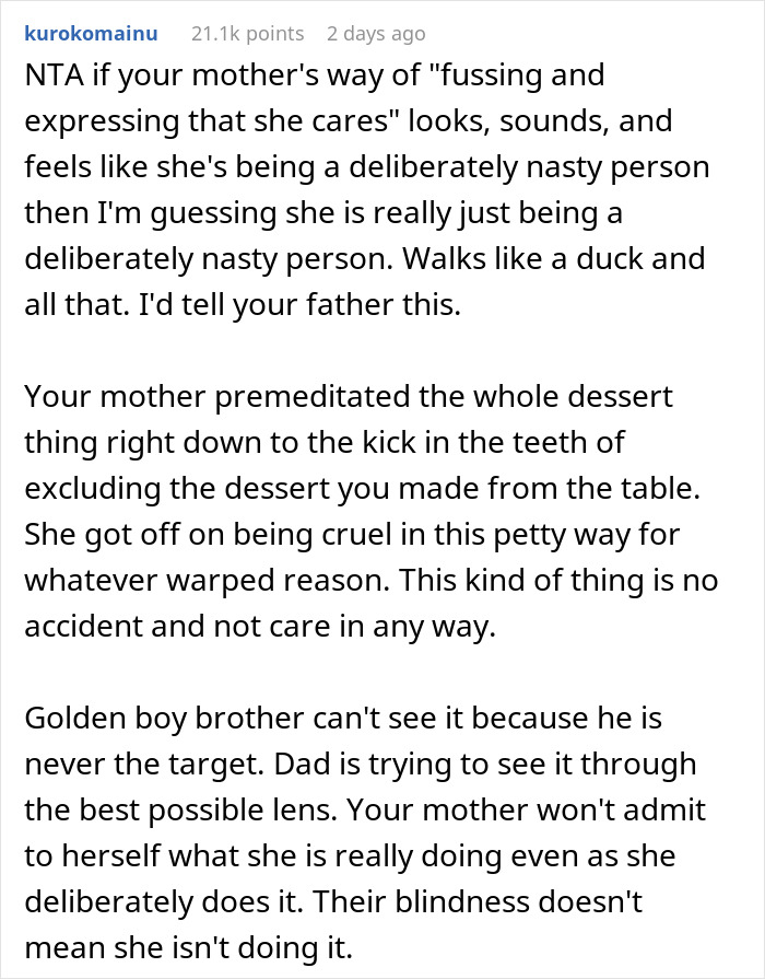 Reddit comment discussing family dynamics and dessert conflicts during Thanksgiving.