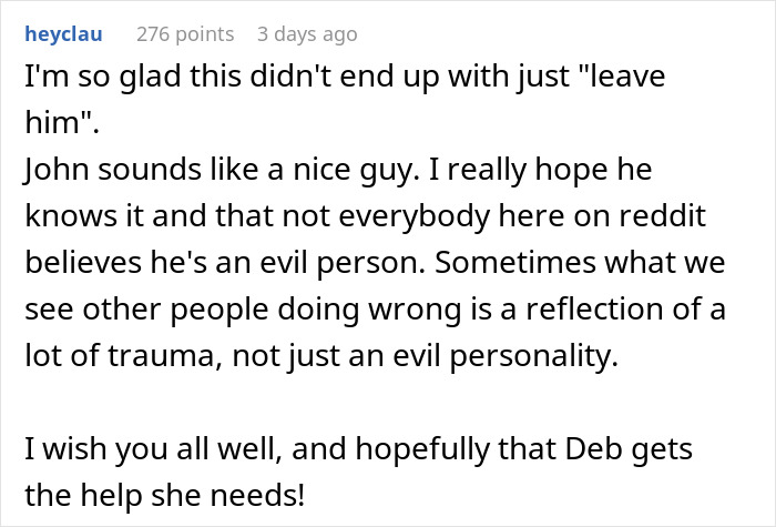 Reddit comment discussing a fianc&eacute;'s request for the bride not to wear a white wedding dress for his mom's comfort.