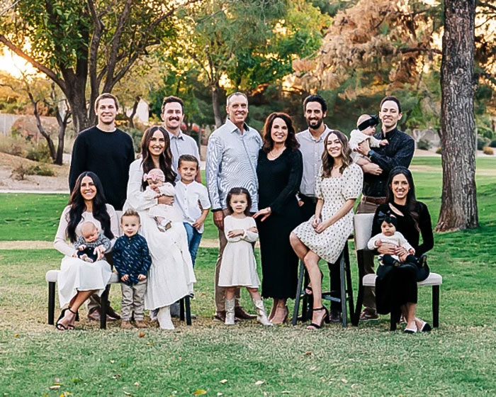 &ldquo;Poor Mamma&rdquo;: The Internet Is Divided Over Family&rsquo;s Controversial Holiday Card Photo