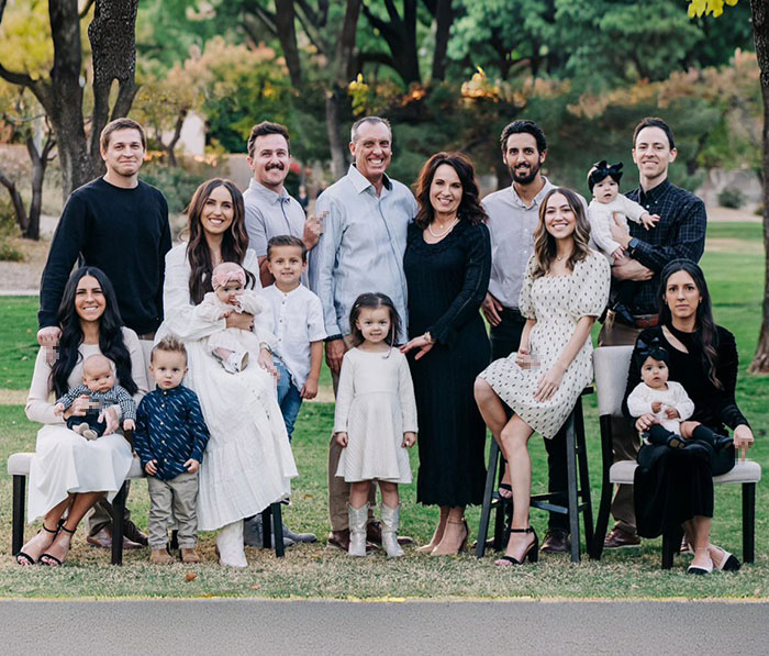 &ldquo;Poor Mamma&rdquo;: The Internet Is Divided Over Family&rsquo;s Controversial Holiday Card Photo