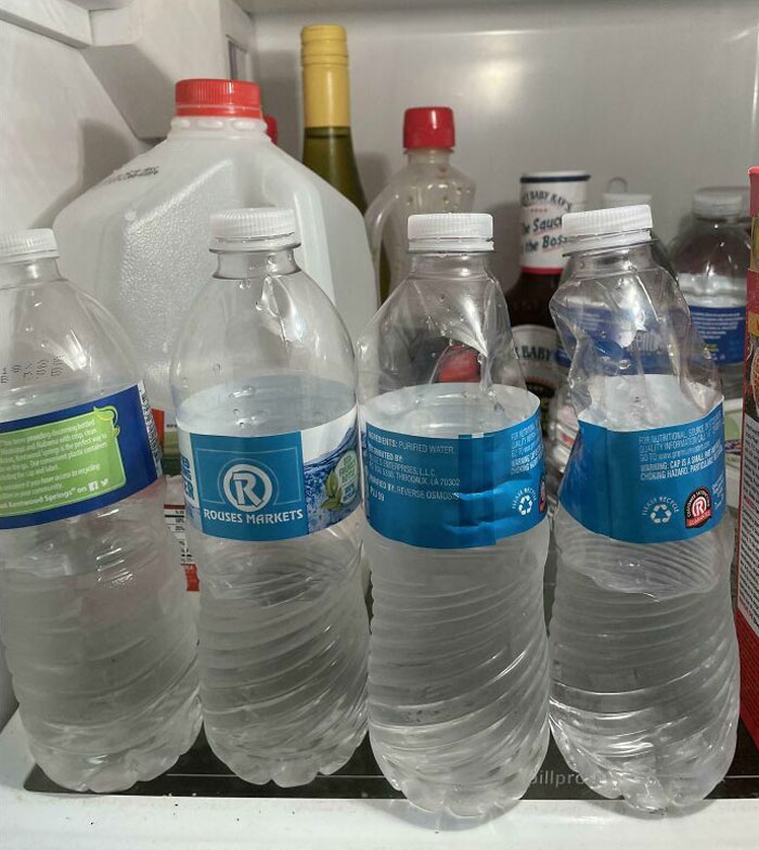 Mi compañero de piso abre nuevas botellas de agua en vez de acabarse las que ya ha bebido