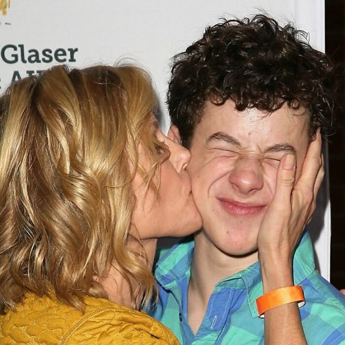 &lsquo;Modern Family&rsquo; Siblings Julie Bowen, Jesse Tyler Ferguson Rush Kids To The ER On Thanksgiving