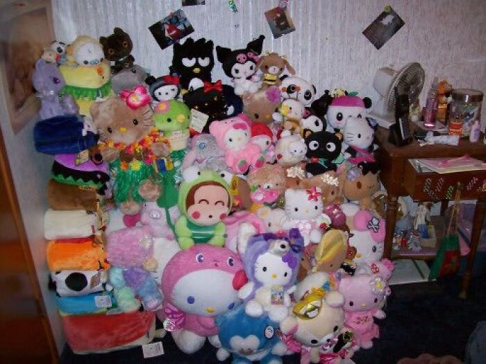 Old-Internet-Feel-Pics: A nostalgic collection of plush toys stacked in a cozy room corner, showcasing vintage kawaii characters.