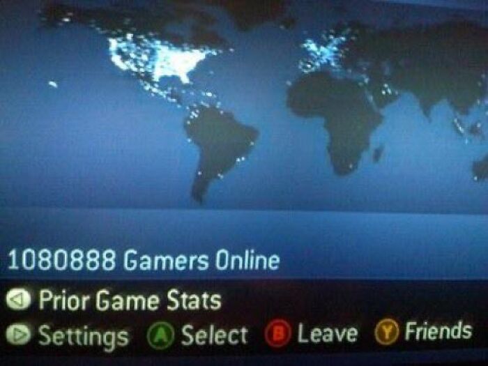 Map showing online gamers, with interface buttons labeled for game settings, stats, and friends.