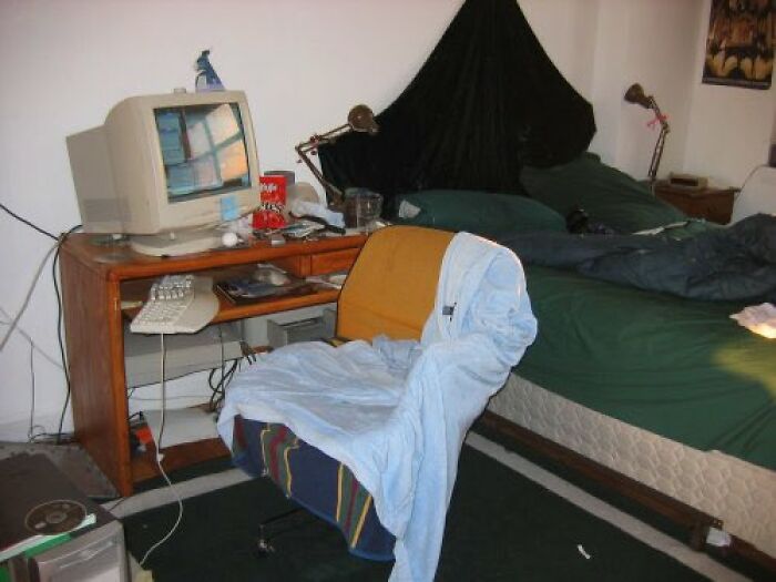 Old-Internet-Feel-Pics: Vintage computer setup with a CRT monitor on a wooden desk, cluttered with nostalgic items.