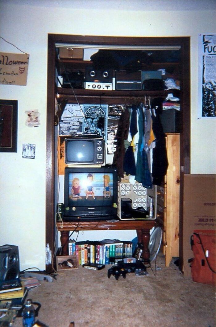 Old-Internet-Feel-Pics: Retro room with an old TV, VHS tapes, game console controller, and vintage decor.