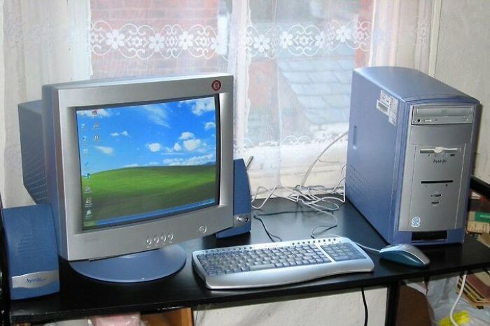 Old-Internet-Feel-Pics: Vintage desktop setup with CRT monitor, tower, and keyboard on a desk by a window.