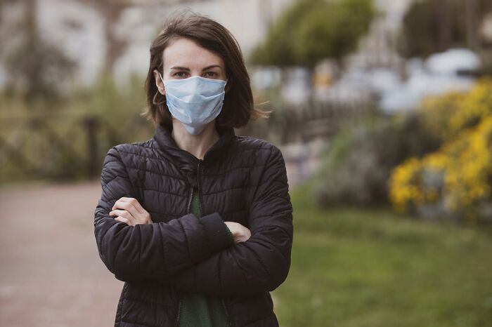 Person with a mask in a park, representing health myths addressed by medical professionals.