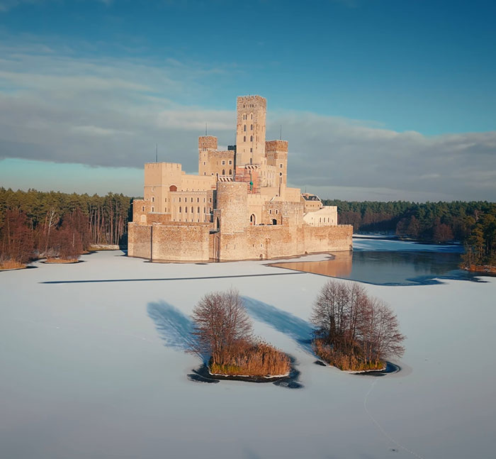 Mysterious Castle Found In The Middle Of A Frozen Lake Has People Scratching Their Heads Mysterious Castle Found In The Middle Of A Frozen Lake Has People Scratching Their Heads