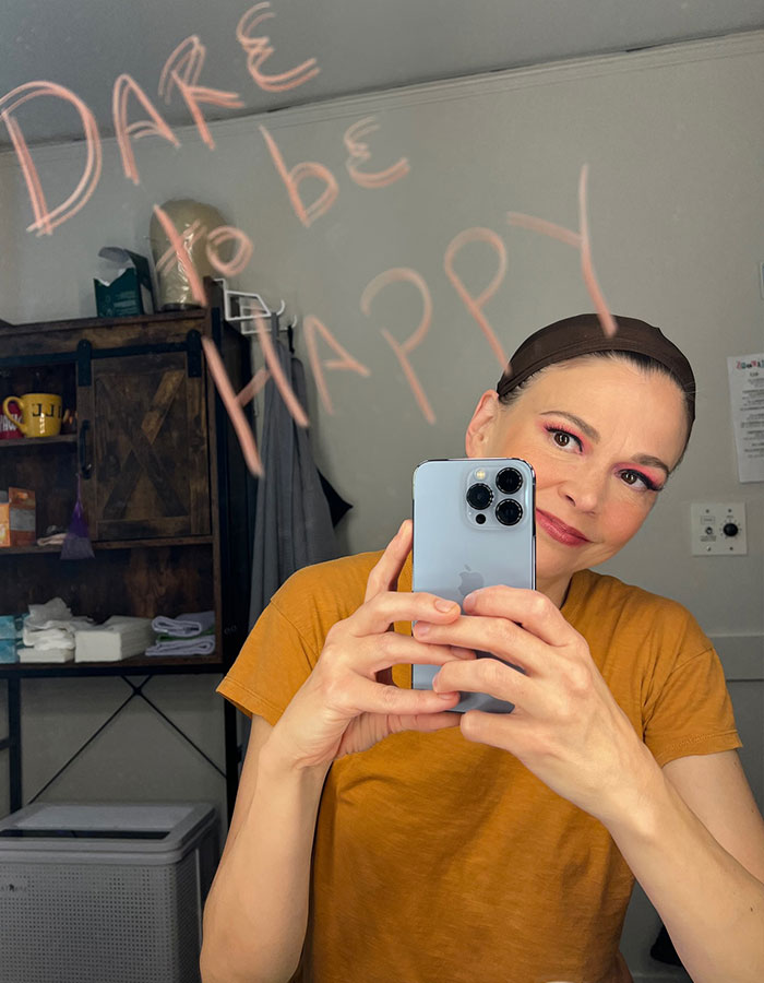 Hugh Jackman’s "Girlfriend" Sutton Foster Ditches Wedding Ring Amid Cheating Rumors: "Showmance" Hugh Jackman’s "Girlfriend" Sutton Foster Ditches Wedding Ring Amid Cheating Rumors: "Showmance"