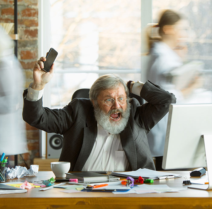 After Boss Sends &ldquo;Breathtakingly Inhuman&rdquo; Text, Expert Shares Warning Signs Of Bad Leaders