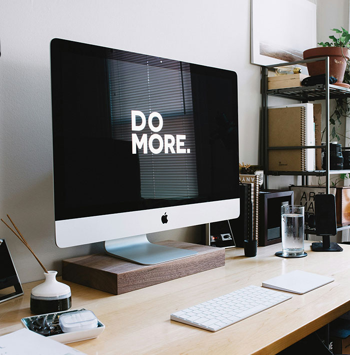 After Boss Sends &ldquo;Breathtakingly Inhuman&rdquo; Text, Expert Shares Warning Signs Of Bad Leaders