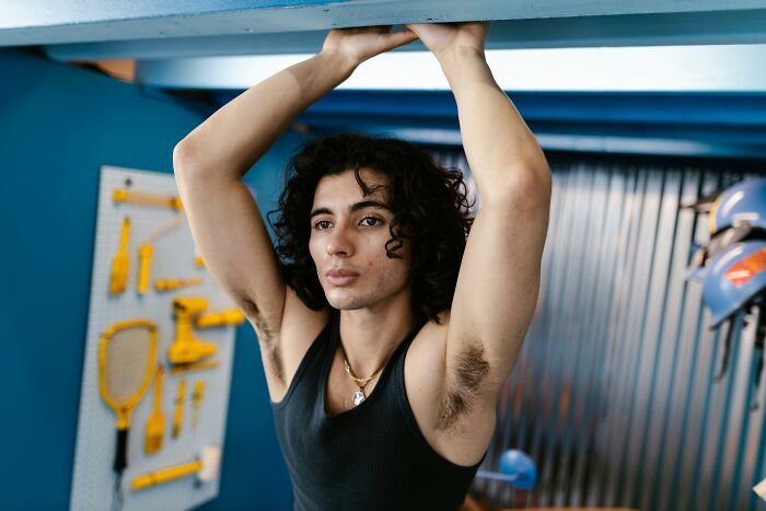 Person with curly hair demonstrates a hygiene hack in a workshop, illustrating hygiene hacks.