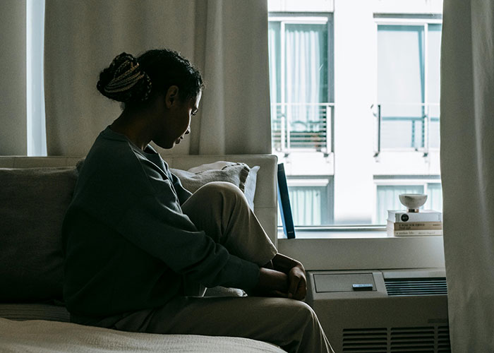 Man Leaves Dinner With Friends While GF Is In The Bathroom Because He&rsquo;s So Upset Over Her Hair