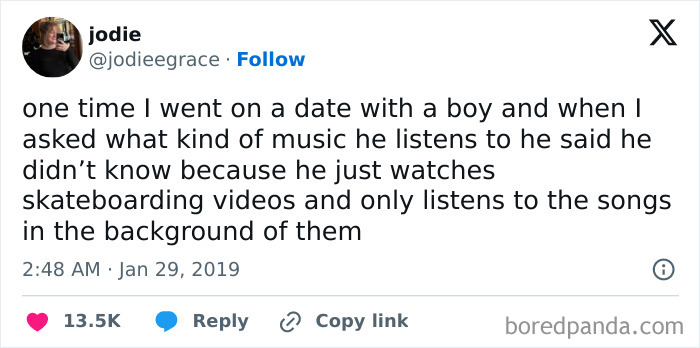 Tweet about an awkward date moment involving a boy who only listens to music in skateboarding videos.