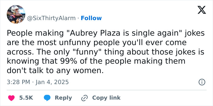 Tweet criticizing jokes about Aubrey Plaza's single status after her husband's passing, highlighting the insensitivity. Tweet criticizing jokes about Aubrey Plaza's single status after her husband's passing, highlighting the insensitivity.