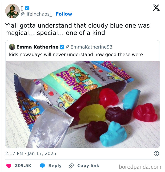 Funny tweet about nostalgic Scooby-Doo fruit snacks, focusing on the special blue gummy.