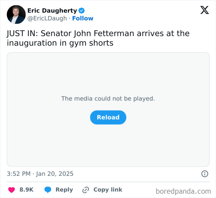 Tweet about a senator's unusual outfit at Trump's inauguration.
