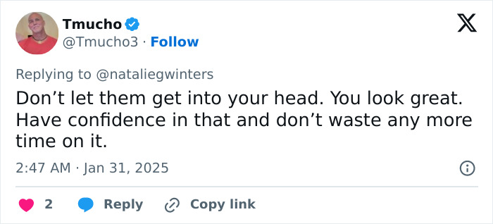 Tweet supporting a controversial White House correspondent about confidence despite critique over outfits.