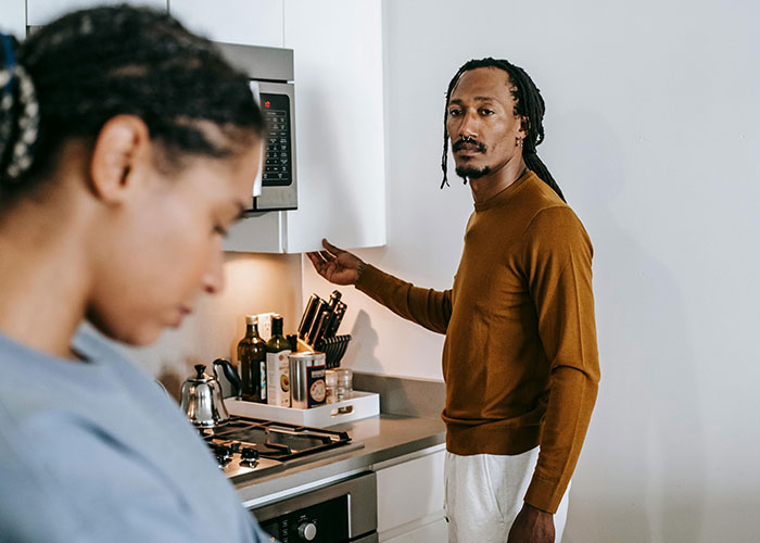 Man Leaves Dinner With Friends While GF Is In The Bathroom Because He&rsquo;s So Upset Over Her Hair