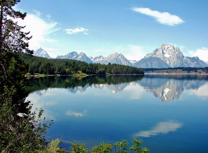 Scenic lake view with mountains reflecting, showcasing amazing views in states.