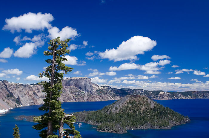 Stunning lake and mountains under a clear blue sky showcasing amazing views in a picturesque state.