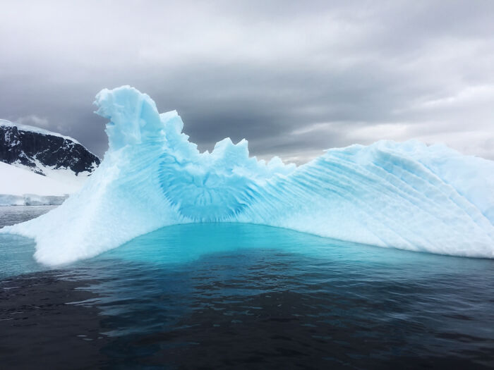 Increíble iceberg avistado hace unos días en la Antártida