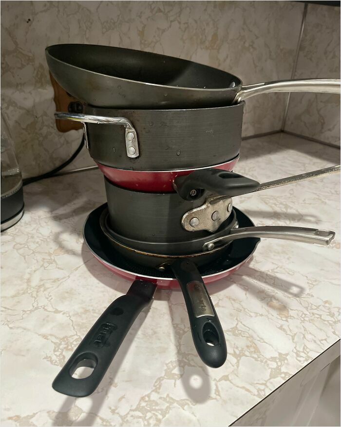 Mi compañero de piso hizo huevos en todas estas sartenes en lugar de sólo lavar una sartén cada vez que hacen huevos. Que alguien me salve de esta pesadilla
