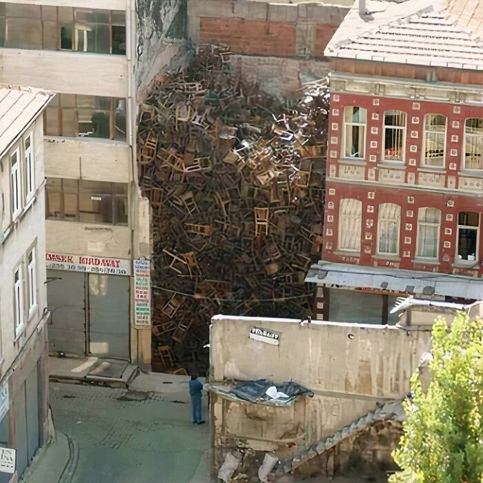 From Bad Decisions To Bizarre Timing, Here Are 40 Cursed Images That Defy Explanation