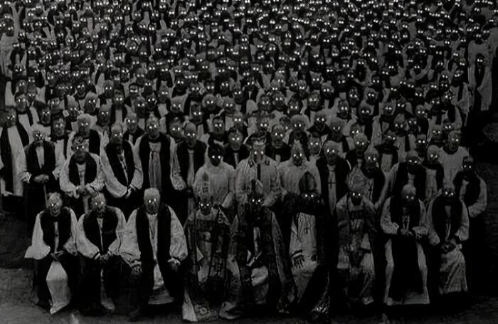 From Bad Decisions To Bizarre Timing, Here Are 40 Cursed Images That Defy Explanation