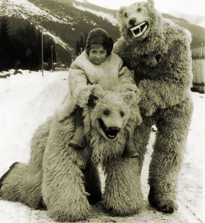 From Bad Decisions To Bizarre Timing, Here Are 40 Cursed Images That Defy Explanation