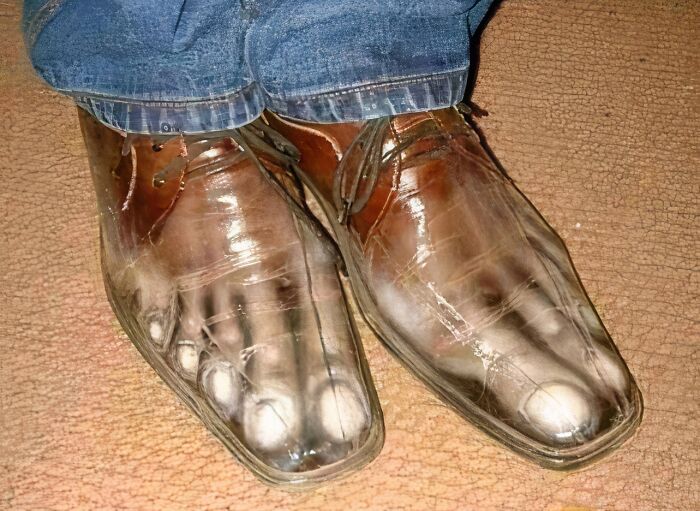 From Bad Decisions To Bizarre Timing, Here Are 40 Cursed Images That Defy Explanation