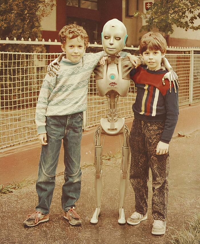 From Bad Decisions To Bizarre Timing, Here Are 40 Cursed Images That Defy Explanation