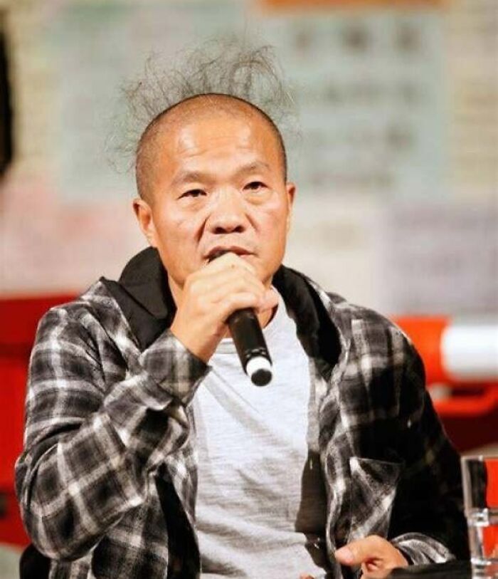 El peinado de Wang Qingsong, artista chino contemporáneo. Asigna significados simbólicos a los peinados que representa en sus obras.