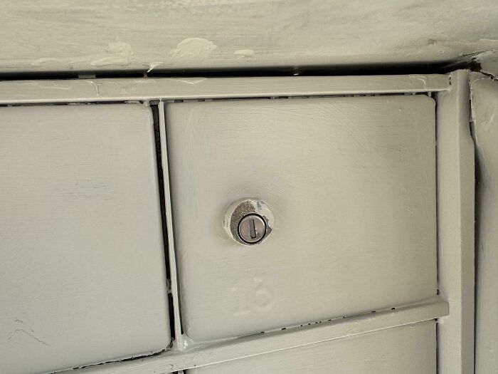 Paga 80 dólares al mes y la Asociación pinta los buzones así