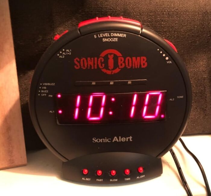 Sonic B**b alarm clock displaying 10:10, featuring advanced time travel-inspired tech design.