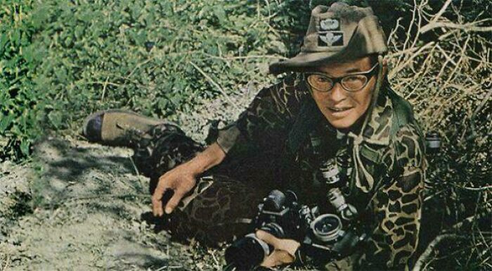 Dicky Chappelle fue corresponsal de guerra y fotógrafa de combate que cubrió Iwo Jima, Okinawa y el levantamiento húngaro de 1954. Murió mientras patrullaba con los marines el 4 de noviembre de 1965. Dicky sólo tenía 47 años en el momento de su muerte.