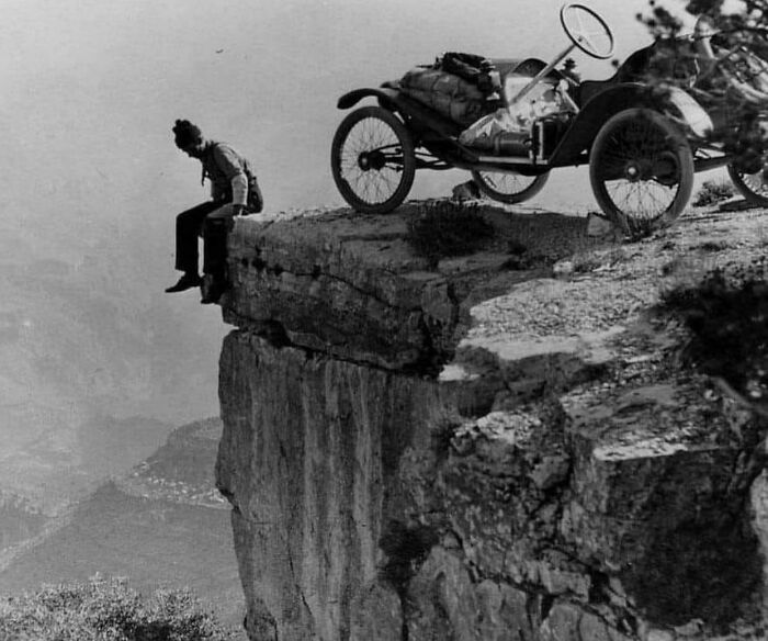 Un turista y su coche al borde del Gran Cañón. Arizona, Estados Unidos. 1914