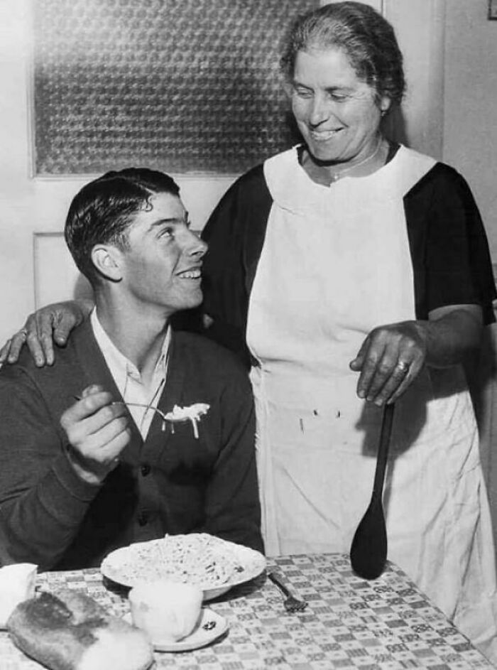 Joe Dimaggio, a los 20 años, disfrutando de unos espaguetis de su madre Rosalie (1936)