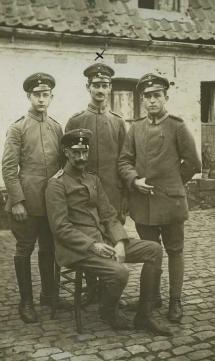 Otto Frank, el padre de Ana Frank, con otros soldados en 1915