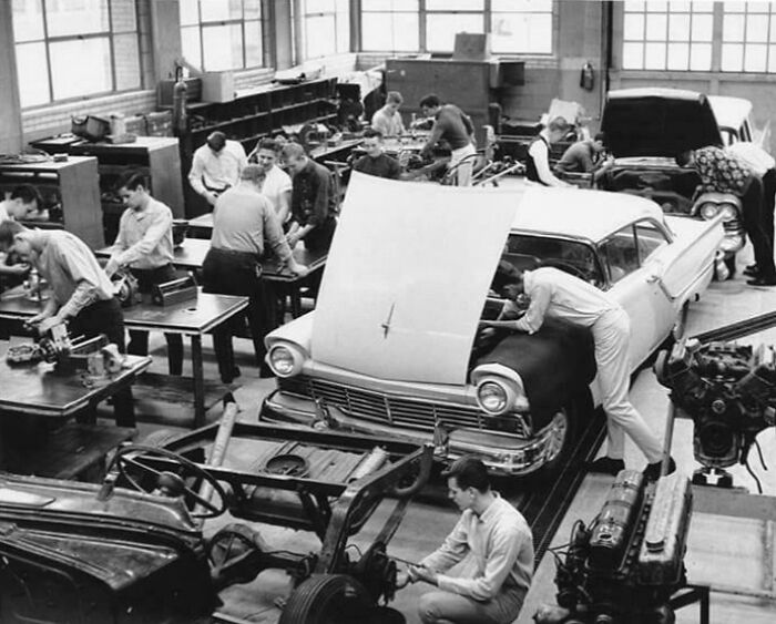 Clase de mecánica en el instituto en los años 50