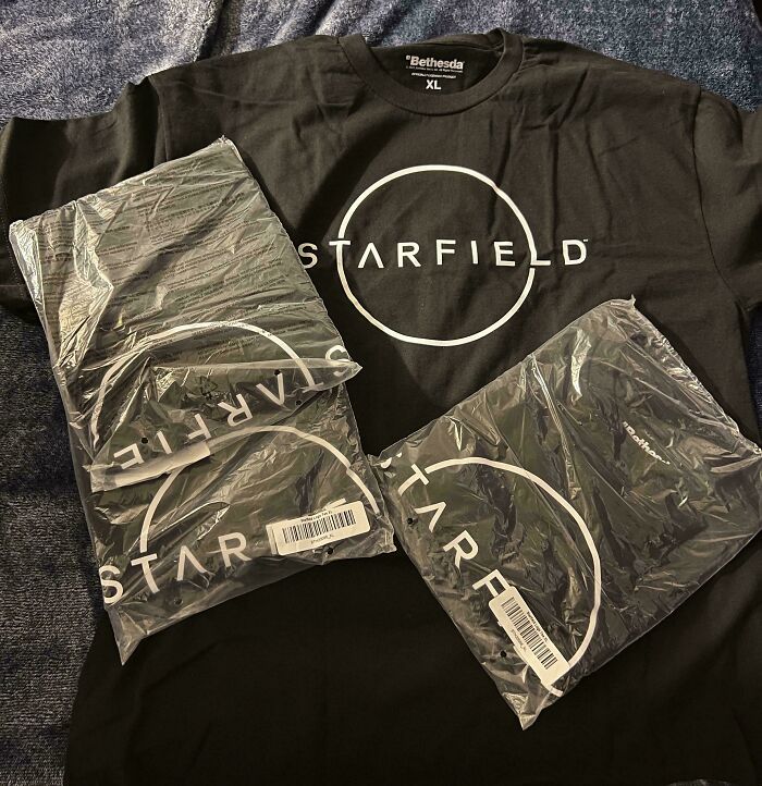 Starfield shirts from online shopping, showcasing a possible scam with multiple identical packages.