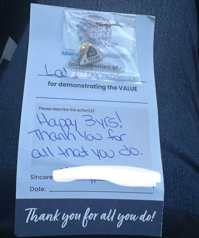 "Company gift for 3-year service with note, highlighting bonuses."