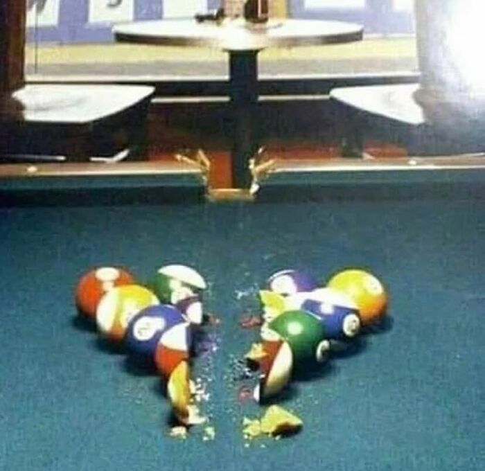 Bolas de billar partidas y trituradas en una mesa, imagen divertida que hace reír a millones con fotos que impactan.